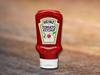 HEINZ ha anunciado hoy la introducción de tapas innovadoras y más sostenibles para sus botellas de salsa exprimibles, fabricadas para ser 100% reciclables.