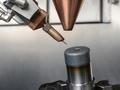 Die am Fraunhofer IPT getestete Kombination von Draht und Pulver führte zu Härtesteigerungen des Werkstoffs von bis zu 30 Prozent.