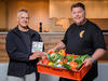 Knuspr unterstützt die Initiative Foodsharing. Links im Bild Foodsharing-Helfer Tobias mit Knuspr-Gastronomieleiter Friedrich.