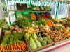 Marktstand mit Obst und Gemüse: gesund und klimafreundlich