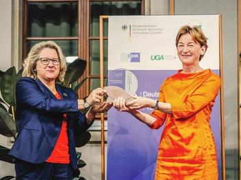 Barbara Scheitz, Geschäftsführerin der Andechser Molkerei Scheitz, bekommt den Preis für die 'Beste Maßnahme Klimaschutz' durch die Bundesumweltministerin Svenja Schulze verliehen.