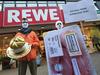 Aktivist:innen von foodwatch überreichen dem Handelsunternehmen Rewe den Negativpreis Goldenen Windbeutel 2021 am Rewe-Firmensitz in Köln.