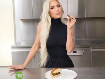 Kim Kardashian ist in einer neuen Kampagne von Beyond Meat® als erste Chef-Geschmacksberaterin des Unternehmens zu sehen