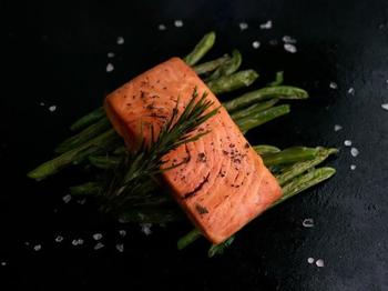 Revo Salmon fillet made 100% out of plants.
