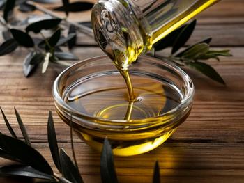 El aceite de oliva virgen extra representa la principal fuente de grasa de la dieta mediterránea.