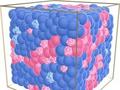 In einem begrenzten Raum konkurrieren zwei Zelltypen (blau und rosa) um Platz zum Wachsen. Die Forscher des MPI-DS haben in ihrem Modell gezeigt, dass eine schnellere Beseitigung toter Zellen (erkennbar an ihrer runzeligen Oberfläche) einen Wettbewerbsvorteil für das Wachstum darstellt, wie hier für die blaue Zellpopulation dargestellt.