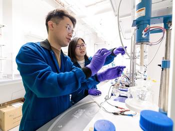 Assistenzprofessorin Chong Liu (rechts) und ihr Team verwenden spezielle Elektrodenmaterialien und Membranen, um Lithium-Ionen aus Salzsole zu gewinnen, ohne dass dafür scharfe Chemikalien benötigt werden.
