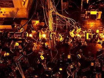 Imagen del sistema de láser de sodio que genera luz amarilla para el enfriamiento por láser y la obtención de imágenes de átomos de sodio.