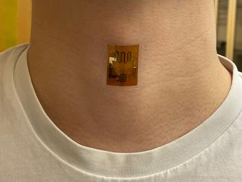 Un sensor alimentado por biofilm, en el cuello, que mide la señal mecánica de la deglución.