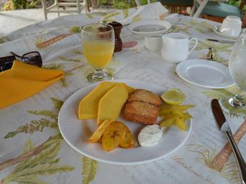 Brotfrucht (links oben auf dem Teller) wird zusammen mit Sternfrucht und Kochbananen zum Frühstück serviert.
