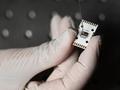 Chemielabor auf einem Chip analysiert Flüssigkeiten in Echtzeit