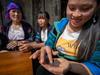 Hmong-Bauern unterscheiden zwischen verschiedenen Saatgutqualitäten in Vietnam