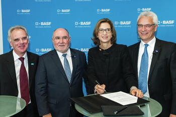 Unternehmensleitung und Arbeitnehmervertretungen der BASF SE in Ludwigshafen unterzeichnen eine neue Standortvereinbarung